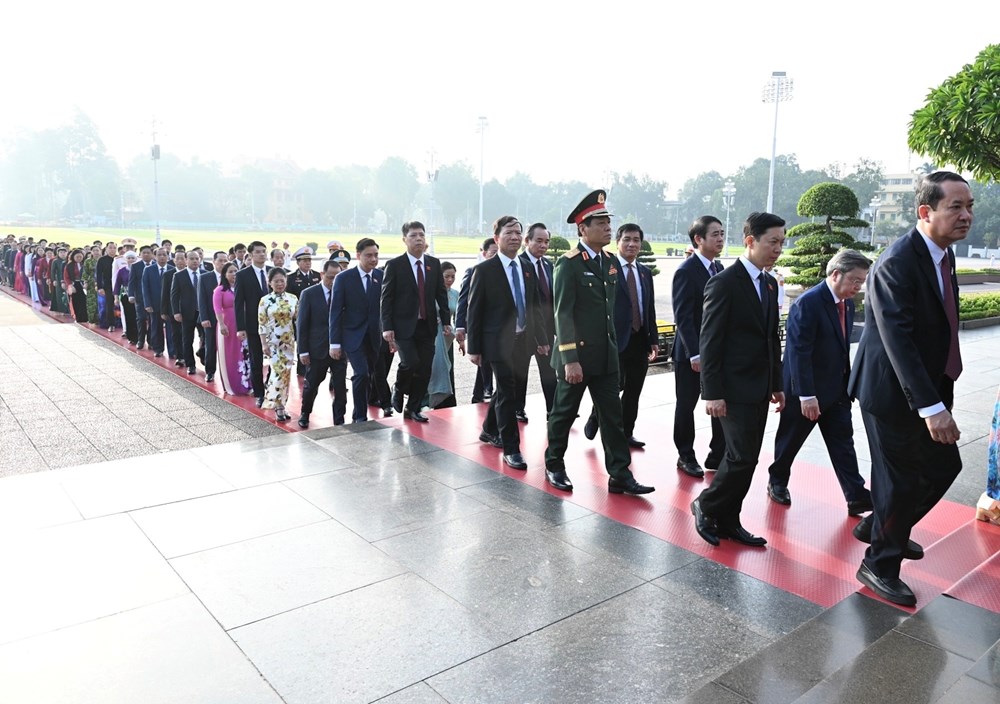 Đoàn đại biểu Quốc hội vào Lăng viếng Chủ tịch Hồ Chí Minh - ảnh 5
