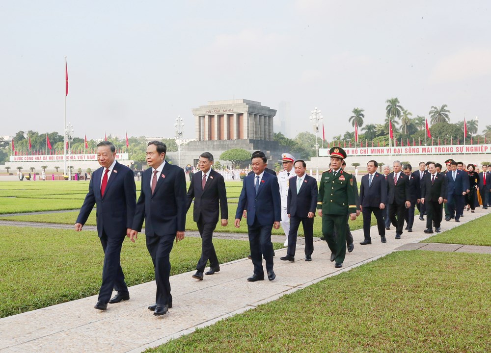 Đoàn đại biểu Quốc hội vào Lăng viếng Chủ tịch Hồ Chí Minh - ảnh 6