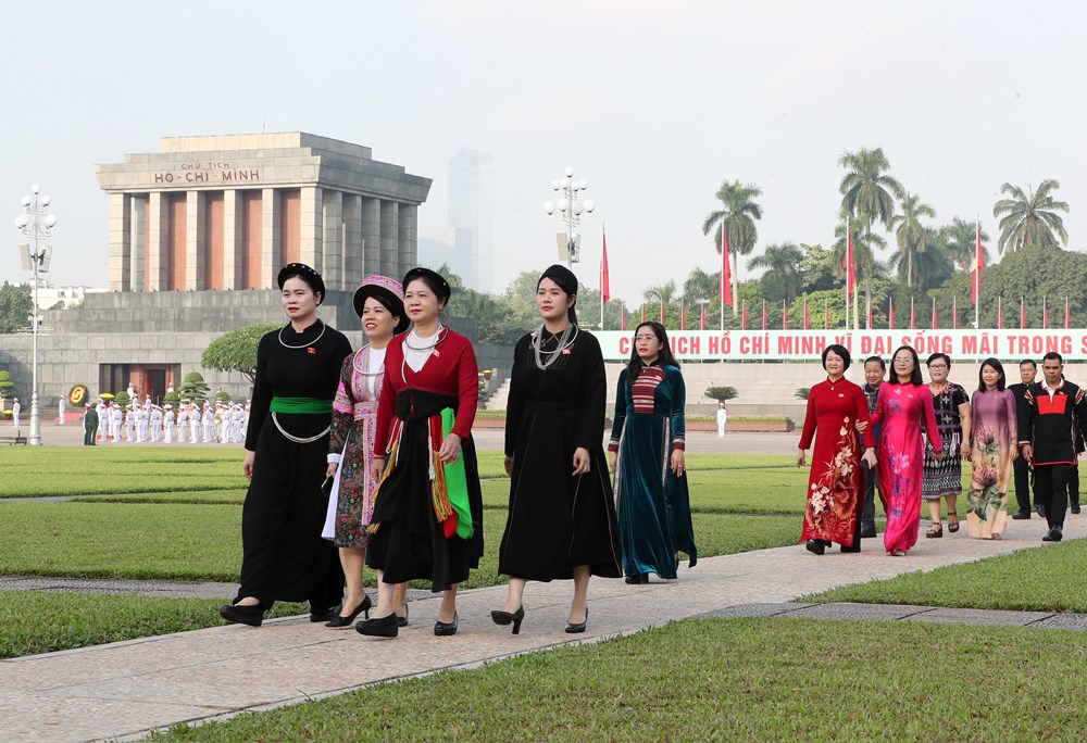Đoàn đại biểu Quốc hội vào Lăng viếng Chủ tịch Hồ Chí Minh - ảnh 8
