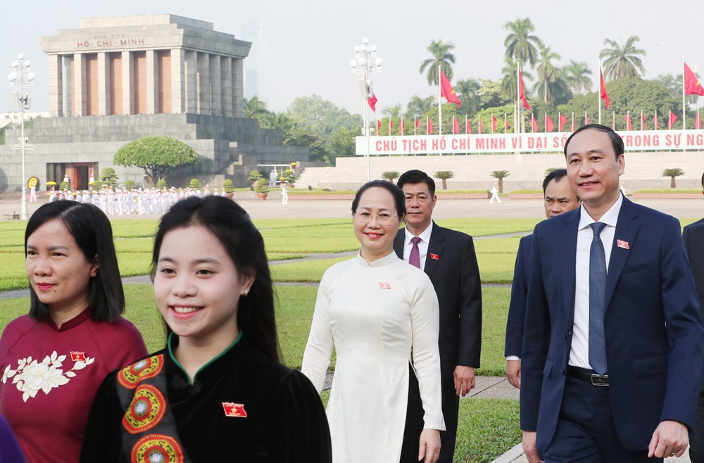 Đoàn đại biểu Quốc hội vào Lăng viếng Chủ tịch Hồ Chí Minh - ảnh 7