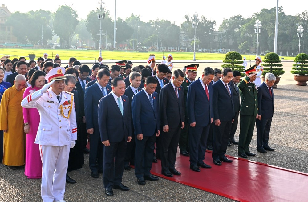 Đoàn đại biểu Quốc hội vào Lăng viếng Chủ tịch Hồ Chí Minh - ảnh 2