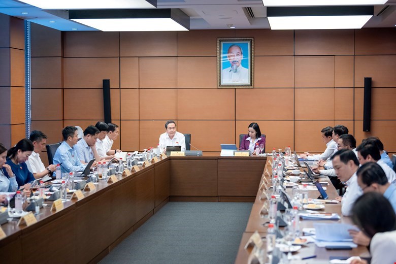 Chủ tịch Quốc hội: Những yếu tố gắn trực tiếp với sức khỏe người dân thì không thể đơn giản hóa - ảnh 2