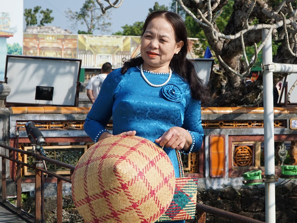 Đông đảo du khách mặc áo dài truyền thống tham quan di sản Huế - Anh 7