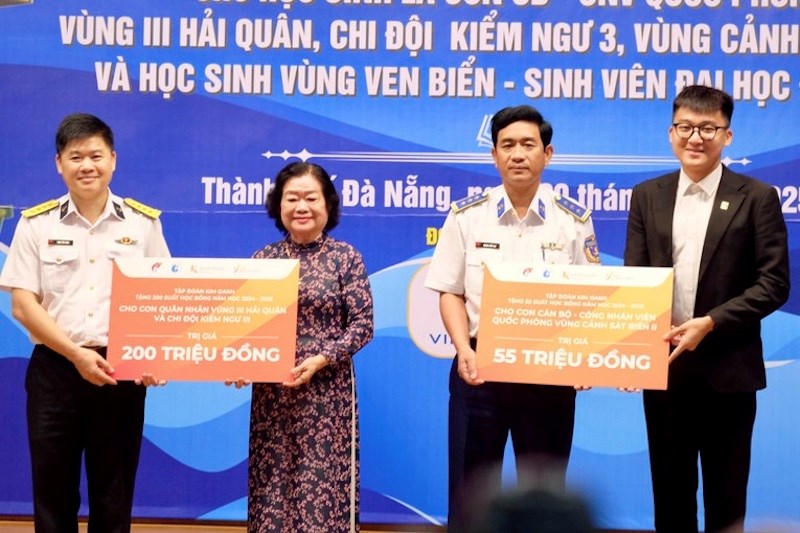 Trao 305 suất học bổng Vừ A Dính cho học sinh vùng ven biển