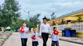 Xúc động lễ khai giảng chỉ có 1 thầy, 3 trò trên đảo Trần