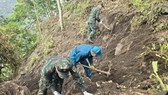 Lật từng phiến đá, bới từng tấc đất