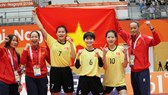 Bộ trưởng Bộ VHTTDL Lâm Thị Phương Thanh chúc mừng chiếc HCV của cầu mây
