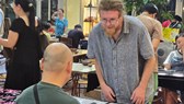 Theo chân khách Tây khám phá phiên chợ đá quý ẩn mình trong lòng Hà Nội