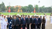 Lãnh đạo Đảng, Nhà nước vào Lăng viếng Chủ tịch Hồ Chí Minh nhân kỷ niệm 51 năm Ngày giải phóng miền Nam, thống nhất đất nước