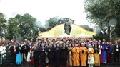Chủ tịch nước Lương Cường cùng đại biểu kiều bào dâng hương tại Tượng đài Vua Lý Thái Tổ và đền Ngọc Sơn 