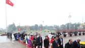 Đoàn kiều bào tiêu biểu vào Lăng viếng Chủ tịch Hồ Chí Minh, đặt vòng hoa tưởng niệm các Anh hùng liệt sĩ