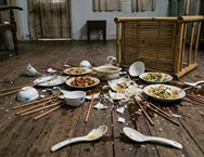 Những đứa trẻ lớn lên trong tiếng bát đũa rơi...