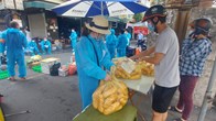 "Tiếp tế" cho người dân trong khu vực phong tỏa phường Chương Dương