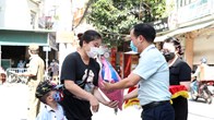 Hà Nội: Chung tay hỗ trợ người dân gặp khó khăn tại phường Dịch Vọng Hậu