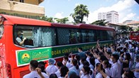 Gần 200 cán bộ, y bác sĩ Bệnh viện Bạch Mai lên đường chi viện cho TP.Hồ Chí Minh