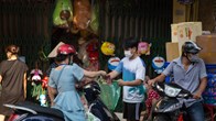 Nườm nượp người đổ về Hàng Mã mua đồ chơi Trung thu