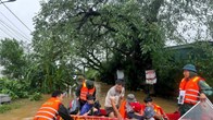 Lực lượng quân đội, công an dầm mình đưa người bệnh đi viện, sơ tán dân vùng ngập lũ