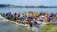 Rộn ràng đua ghe truyền thống trên sông Hương trong ngày Quốc khánh