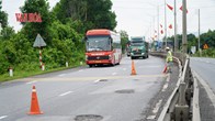 Mới đầu mùa mưa, mặt đường Quốc lộ 1 qua Huế đã xuất hiện nhiều ổ gà