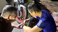 Chiến sĩ công an Huế kịp thời cứu sống thanh niên nhảy cầu lúc nửa đêm