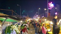 Không khí tại chợ hoa Quảng An những ngày cận Tết