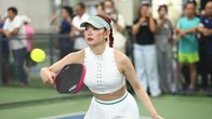 Vì sao nghệ sĩ, doanh nhân và dân văn phòng đồng loạt “đổ xô” ra sân?