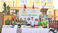 Sôi nổi “Ngày hội xanh” đổi rác lấy quà