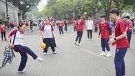 Tuyển cầu mây nữ Việt Nam giao lưu với du khách tại phố đi bộ hồ Hoàn Kiếm