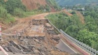 Khánh Hòa công bố tình huống khẩn cấp thiên tai làm nhiều tuyến đường sạt lở nghiêm trọng