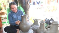 Du khách chạm tay vào di sản gốm Chăm Bàu Trúc 