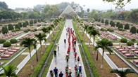 Dòng người đổ về Nghĩa trang liệt sĩ A1 tri ân các anh hùng liệt sĩ