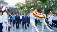 Thủ tướng dâng hương, dâng hoa tưởng niệm, tri ân các Anh hùng, liệt sĩ tại Điện Biên Phủ