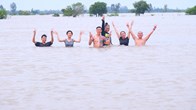 Cuối tuần nhộn nhịp tắm đồng ở vùng biên giới Hồng Ngự