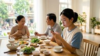 Nghịch lý hạnh phúc thời 4.0: Càng “chạm” nhiều, càng xa nhau