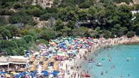 Bãi biển nổi tiếng ở Italia gây tranh cãi vì cấm người 10-65 tuổi dùng dù che nắng