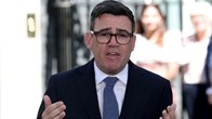 Tân Thủ tướng Anh Andy Burnham đưa ra chính sách đầu tiên nhằm giảm chi phí sinh hoạt