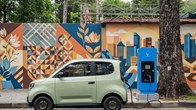 Không có trụ sạc tại nhà, người dùng VinFast vẫn thoải mái đi xe điện nhờ hệ thống trạm sạc “tiện hơn đổ xăng”