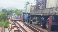 Quảng Ngãi: Clip dựng cầu tạm cứu dân vùng lũ sau khi cầu Cây Sung bị cuốn sập