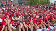 Cận cảnh màn chèo thuyền kiểu Viking gây sốt của CĐV Na Uy tại Boston