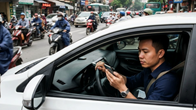 Dùng điện thoại khi lái ô tô, xe máy bị phạt bao nhiêu tiền?