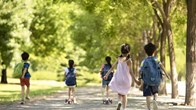Trẻ em ngày nay ngày càng thông minh, nhưng cũng ngày càng giống “cây giá đỗ” mỏng manh