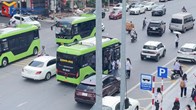 Xe cá nhân ngang nhiên lấn chiếm điểm đón, trả học sinh bằng xe buýt tại Quảng Ninh
