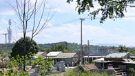 Những căn nhà sống xen kẽ hàng chục nghìn ngôi mộ