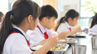 Đề xuất miễn thuế cho đơn vị cung cấp suất ăn trường học: Giá bữa ăn có giảm?