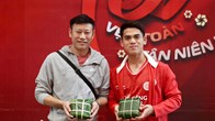 Khuất Văn Khang và các đồng đội Thể Công - Viettel gói bánh chưng đón Tết
