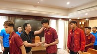 Chủ tịch LĐBĐ Việt Nam Trần Quốc Tuấn động viên U17 Việt Nam trước trận tứ kết châu Á