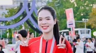 Thanh Thúy và Quang Kiệt cầm cờ Đoàn Thể thao Việt Nam tại ASIAD 20