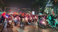 Hàng vạn người dân Thanh Hoá đổ ra đường ăn mừng chiến thắng