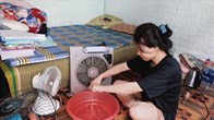 Sinh viên vật lộn với cái nóng trong phòng trọ ở Thái Nguyên