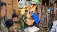 Kịp thời hỗ trợ người dân sơ tán khỏi ngôi nhà có nguy cơ đổ sập